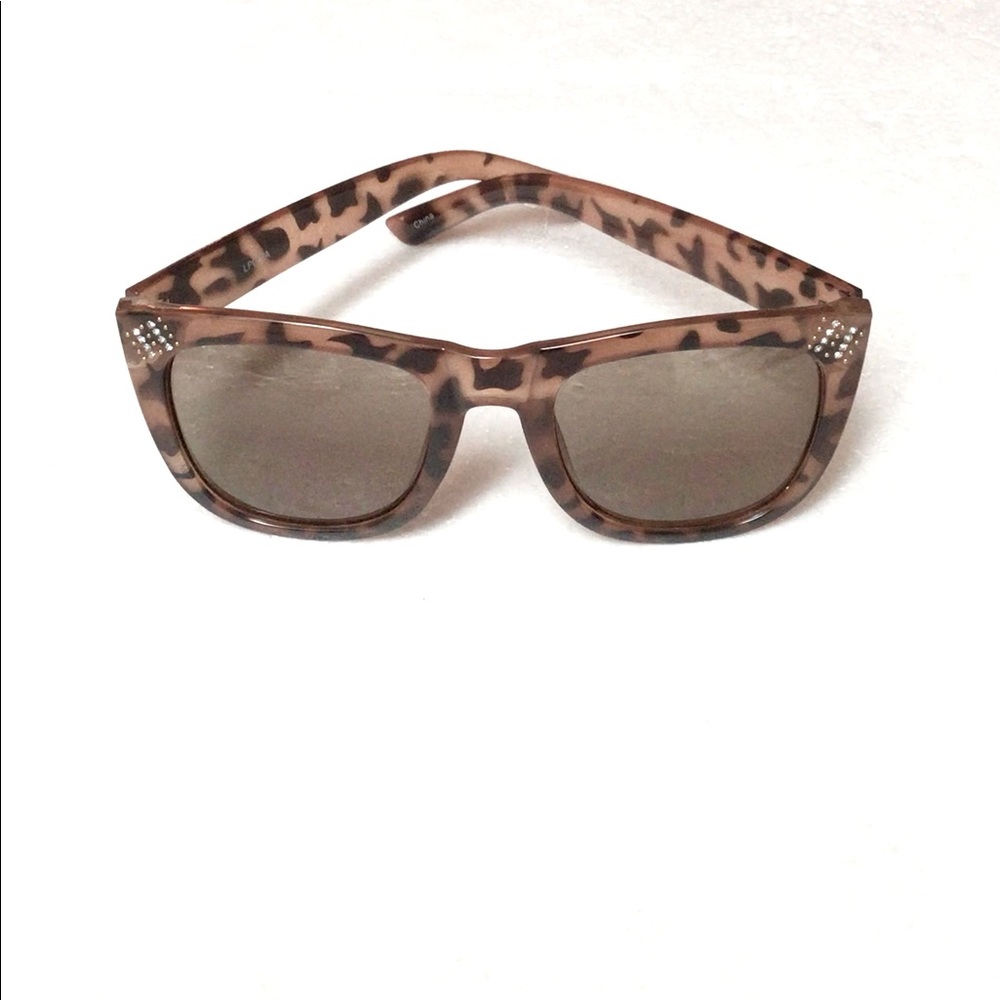 NWOT Ladies Cat Eye Faux Tortoise Sunglasses with Rhinestones